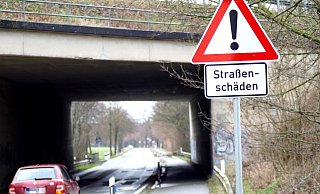 Verkehrsschilder weisen auf die Straßenschäden hin. Die Hiddenhauser Straße in Kirchlengern soll eine neue Fahrbahndecke bekommen. - Niklas Krämer Verkehrsschilder weisen auf die Straßenschäden hin. Die Hiddenhauser Straße in Kirchlengern soll eine neue Fahrbahndecke bekommen. - Niklas Krämer