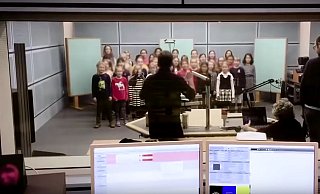 Streitthema: Der WDR-Kinderchor Dortmund zeichnete das Oma-Lied im Studio auf. MT-Screenshot - Jürgen Langenkämper Streitthema: Der WDR-Kinderchor Dortmund zeichnete das Oma-Lied im Studio auf. MT-Screenshot - Jürgen Langenkämper