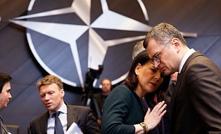 Bundesaußenministerin Annalena Baerbock (l.) im Gespräch mit ihrem Amtskollegen Dmytro Kuleba aus der Ukraine. - Geert Vanden Wijngaert/AP/dpa Bundesaußenministerin Annalena Baerbock (l.) im Gespräch mit ihrem Amtskollegen Dmytro Kuleba aus der Ukraine. - Geert Vanden Wijngaert/AP/dpa