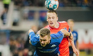 Der Ex-Paderborner Sebastian Schonlau, hier im Duell gegen SCP-Joker Dennis Srbeny per Kopf klärt, feierte am Freitag bei der Rückkehr in die alte Heimat einen Last-Minute-Sieg mit dem HSV. - Besim Mazhiqi Der Ex-Paderborner Sebastian Schonlau, hier im Duell gegen SCP-Joker Dennis Srbeny per Kopf klärt, feierte am Freitag bei der Rückkehr in die alte Heimat einen Last-Minute-Sieg mit dem HSV. - Besim Mazhiqi