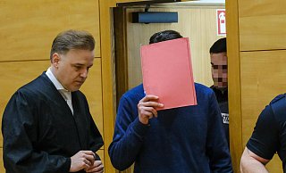 Der Hauptangeklagte Syrer ist auf den Videos eindeutig anhand seiner Jacke zu identifizieren. Die Tat selbst ist nur teilweise zu sehen. - Andreas Zobe Der Hauptangeklagte Syrer ist auf den Videos eindeutig anhand seiner Jacke zu identifizieren. Die Tat selbst ist nur teilweise zu sehen. - Andreas Zobe
