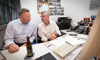 Christian Haase (r.) beobachtet mit dem CDU-Landtagsabgeordneten Matthias Goeken die einlaufenden Ergebnisse. - Niklas Tüns Christian Haase (r.) beobachtet mit dem CDU-Landtagsabgeordneten Matthias Goeken die einlaufenden Ergebnisse. - Niklas Tüns