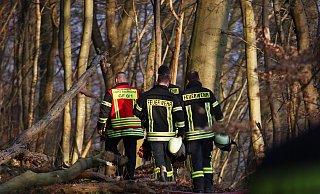 Die Feuerwehr hatte bei einem Waldbrand in Porta Westfalica Schwierigkeiten im unwegsamen Gelände. - Alex Lehn Die Feuerwehr hatte bei einem Waldbrand in Porta Westfalica Schwierigkeiten im unwegsamen Gelände. - Alex Lehn