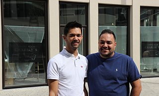 Freuen sich auf die Neueröffnung des Charlie's am Augustinerplatz in Herford: Ardent Gasi (links, 32) und Fatih Yartun (32). - Claus Frickemeier Freuen sich auf die Neueröffnung des Charlie's am Augustinerplatz in Herford: Ardent Gasi (links, 32) und Fatih Yartun (32). - Claus Frickemeier