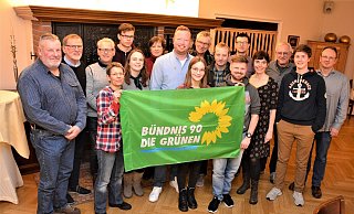 Die Grünen haben Philipp Ashton (Mitte) einstimmig zu ihrem Bürgermeisterkandidaten nominiert. Um den 35-Jährigen herum haben sich im Schloßkrug die weiteren Vertreter der Wahlbezirke versammelt.. - Karin Prignitz Die Grünen haben Philipp Ashton (Mitte) einstimmig zu ihrem Bürgermeisterkandidaten nominiert. Um den 35-Jährigen herum haben sich im Schloßkrug die weiteren Vertreter der Wahlbezirke versammelt.. - Karin Prignitz