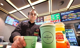 Burger-King-Mitarbeiter Sead Zumberi präsentiert das Mehrwegsystem, das seit Anfang des Jahres deutschlandweit in allen Restaurants umgesetzt wird. - Andreas Frücht Burger-King-Mitarbeiter Sead Zumberi präsentiert das Mehrwegsystem, das seit Anfang des Jahres deutschlandweit in allen Restaurants umgesetzt wird. - Andreas Frücht