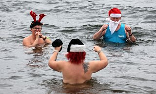 Die Mitglieder des Winter-Schwimmvereins «Pirrlliepausen» haben sich zu ihrem traditionellen Weihnachtsbad eingefunden. - Bernd Wüstneck/dpa Die Mitglieder des Winter-Schwimmvereins «Pirrlliepausen» haben sich zu ihrem traditionellen Weihnachtsbad eingefunden. - Bernd Wüstneck/dpa