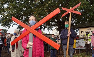 Zeichen des Widerstandes: Viele Teilnehmer der Demonstration hatten rote „Protestkreuze“ dabei, die später aufgestellt, fotografiert und in sozialen Netzwerken gepostet werden sollen. - Foto: Stefan Lyrath Zeichen des Widerstandes: Viele Teilnehmer der Demonstration hatten rote „Protestkreuze“ dabei, die später aufgestellt, fotografiert und in sozialen Netzwerken gepostet werden sollen. - Foto: Stefan Lyrath