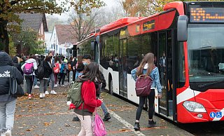 Die Stadt prüft, ob Schüler künftig kostenlos mit Bus und Bahn unterwegs sein können. - Ralf Bittner Die Stadt prüft, ob Schüler künftig kostenlos mit Bus und Bahn unterwegs sein können. - Ralf Bittner