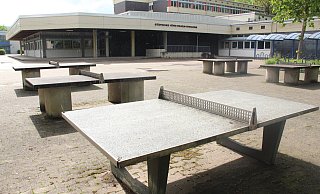 Die Möblierung der Pausenhöfe mit Freiluft-Tischtennisplatten aus Beton ist inzwischen überholt. - Burkhard Battran Die Möblierung der Pausenhöfe mit Freiluft-Tischtennisplatten aus Beton ist inzwischen überholt. - Burkhard Battran