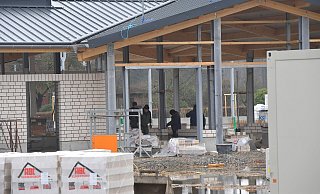 Auch nach dem am Vortag verfügten Baustopp gingen die Innenarbeiten in der SL Riding Ranch weiter. - Jens Dünhölter Auch nach dem am Vortag verfügten Baustopp gingen die Innenarbeiten in der SL Riding Ranch weiter. - Jens Dünhölter