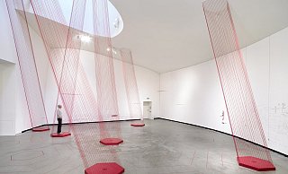 Die Komposition "Gewalt - Sechs Zwischenräume" der Künstlerin Brigitte Waldach im Museum Marta Herford. - Bernd Borchardt Die Komposition "Gewalt - Sechs Zwischenräume" der Künstlerin Brigitte Waldach im Museum Marta Herford. - Bernd Borchardt