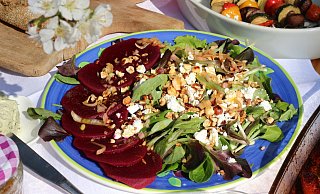 Die gegrillte Rote Bete – natürlich aus der Region – mit frischem Salat, Nüssen und Ziegenkäse sieht nicht nur lecker aus. - Judith Gladow Die gegrillte Rote Bete – natürlich aus der Region – mit frischem Salat, Nüssen und Ziegenkäse sieht nicht nur lecker aus. - Judith Gladow