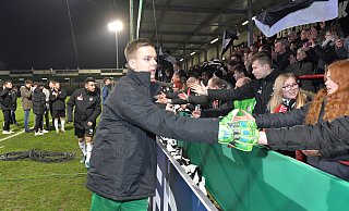 Verls Torwart Robin Brüseke nach dem verlorenen Pokalspiel gegen Union Berlin - die Fans feiern ihn trotzdem. - Jens Dünhölter Verls Torwart Robin Brüseke nach dem verlorenen Pokalspiel gegen Union Berlin - die Fans feiern ihn trotzdem. - Jens Dünhölter