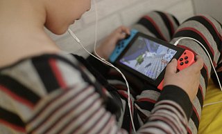 Auf so eine Spielekonsole hatte der siebenjährige Junge zwei Jahre lang eisern gespart. Doch als seine Mutter ein günstiges Angebot im Internet entdeckte, ahnte der Junge nicht, dass sie gerade seine ganzen Ersparnisse an einen Betrüger überweisen würde. - Picture Allliance Auf so eine Spielekonsole hatte der siebenjährige Junge zwei Jahre lang eisern gespart. Doch als seine Mutter ein günstiges Angebot im Internet entdeckte, ahnte der Junge nicht, dass sie gerade seine ganzen Ersparnisse an einen Betrüger überweisen würde. - Picture Allliance