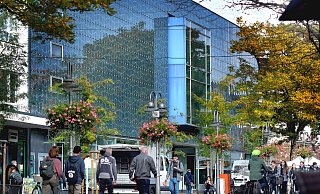 Noch ist unklar, ob die Stadt Gütersloh gemeinsam mit einem lokalen Investor die ehemalige Karstadt-Immobilie am Berliner Platz erwirbt. Der jetzige Mieter, die Modekette Sinn, verhandelt mit dem aktuellen Eigentümer über einen langfristigen Mietvertrag. - Andreas Frücht Noch ist unklar, ob die Stadt Gütersloh gemeinsam mit einem lokalen Investor die ehemalige Karstadt-Immobilie am Berliner Platz erwirbt. Der jetzige Mieter, die Modekette Sinn, verhandelt mit dem aktuellen Eigentümer über einen langfristigen Mietvertrag. - Andreas Frücht
