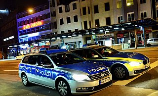 Die Polizei eilte mit mehreren Streifenwagen zum Tatort - der Verletzte fand sich unter der Erde auf der Zwischenebene zur Jahnplatz-Haltestelle. - Barbara Franke Die Polizei eilte mit mehreren Streifenwagen zum Tatort - der Verletzte fand sich unter der Erde auf der Zwischenebene zur Jahnplatz-Haltestelle. - Barbara Franke