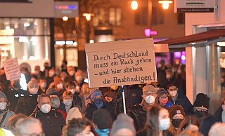 Mit Schildern zogen die Gegendemonstranten durch die Gütersloher Innenstadt und machten auf ihre Botschaft aufmerksam. - Jens Dünhölter Mit Schildern zogen die Gegendemonstranten durch die Gütersloher Innenstadt und machten auf ihre Botschaft aufmerksam. - Jens Dünhölter