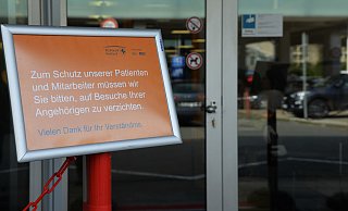 Am Eingang der Kinderklinik werden Patienten darauf hingewiesen, dass sie keine Besucher empfangen können. Es gibt aber gerade dort Ausnahmen. - Klinikum Herford Am Eingang der Kinderklinik werden Patienten darauf hingewiesen, dass sie keine Besucher empfangen können. Es gibt aber gerade dort Ausnahmen. - Klinikum Herford