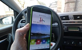 Das Surfen oder Telefonieren beim Fahren kann teure Folgen haben. Der Motor des Autos muss bei der Nutzung – wie hier gezeigt – ausgestellt sein. - Simone Flörke Das Surfen oder Telefonieren beim Fahren kann teure Folgen haben. Der Motor des Autos muss bei der Nutzung – wie hier gezeigt – ausgestellt sein. - Simone Flörke