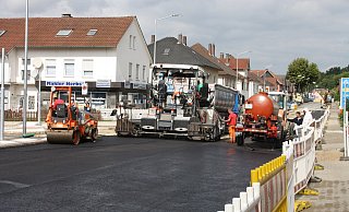 Die Arbeiten an der Salzufler Straße sind im Kreuzungsbereich der Wiesestraße fast abgeschlossen. - Thomas Vogelsang Die Arbeiten an der Salzufler Straße sind im Kreuzungsbereich der Wiesestraße fast abgeschlossen. - Thomas Vogelsang