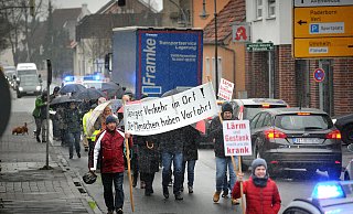 Knapp 50 Demonstranten ziehen im Frühjahr des vergangenen Jahres durch Friedrichsdorf, um ihrer Forderung nach einer Ortsumgehung Nachdruck zu verleihen. - Andreas Frücht Knapp 50 Demonstranten ziehen im Frühjahr des vergangenen Jahres durch Friedrichsdorf, um ihrer Forderung nach einer Ortsumgehung Nachdruck zu verleihen. - Andreas Frücht