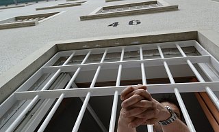 Wieder hinter Gittern sind seit Dienstag zwei entflohene Häftlinge, die mit dem Zug nach Holland gefahren waren. - Symbolfoto: picture alliance / dpa Wieder hinter Gittern sind seit Dienstag zwei entflohene Häftlinge, die mit dem Zug nach Holland gefahren waren. - Symbolfoto: picture alliance / dpa