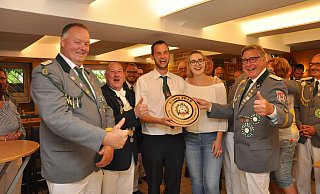 Strahlender Regent: Max Menne (Mitte) ist Brakels neuer Schützenkönig. Mit ihm freuen sich sein Vater Karl-Heinz Menne (v.l.), der scheidende König Marc Jensen, Freundin Carolin Reineke und Oberst Karl-Heinz Neu. - Helga Krooß Strahlender Regent: Max Menne (Mitte) ist Brakels neuer Schützenkönig. Mit ihm freuen sich sein Vater Karl-Heinz Menne (v.l.), der scheidende König Marc Jensen, Freundin Carolin Reineke und Oberst Karl-Heinz Neu. - Helga Krooß