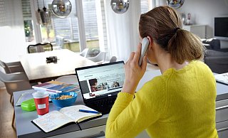 Viele Mitarbeiter können sich mittlerweile ihre Arbeitszeit immer flexibler einteilen – oder von zu Hause arbeiten. So bleibt dann oft mehr Zeit für die Familie. - Barbara Franke Viele Mitarbeiter können sich mittlerweile ihre Arbeitszeit immer flexibler einteilen – oder von zu Hause arbeiten. So bleibt dann oft mehr Zeit für die Familie. - Barbara Franke