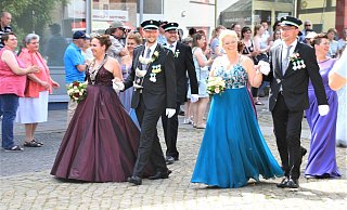 Rund um Steinheims Kump absolvieren die Schützen gemeinsam mit ihren Majestäten sowie zahlreichen Musikern den großen Festumzug samt Parade im strahlenden Sonnenschein. - Madita Schellenberg Rund um Steinheims Kump absolvieren die Schützen gemeinsam mit ihren Majestäten sowie zahlreichen Musikern den großen Festumzug samt Parade im strahlenden Sonnenschein. - Madita Schellenberg