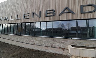 Das neue Höxteraner Hallenbad steht kurz vor der Fertigstellung. - Simone Flörke Das neue Höxteraner Hallenbad steht kurz vor der Fertigstellung. - Simone Flörke