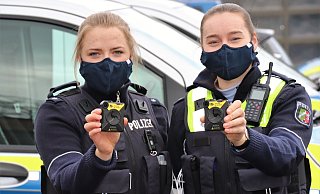 Die Polizeikommissarinnen Pia Jungmann und Theresa Krause mit der Bodycam an der Ausrüstung. - Polizei/Niggemann Die Polizeikommissarinnen Pia Jungmann und Theresa Krause mit der Bodycam an der Ausrüstung. - Polizei/Niggemann