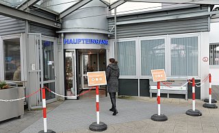 Am Eingang des Klinikums Herford werden auch weiterhin strenge Regeln gelten. - Peter Steinert Am Eingang des Klinikums Herford werden auch weiterhin strenge Regeln gelten. - Peter Steinert