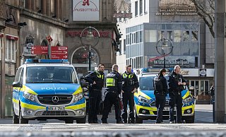 Wie auf diesem Foto aus Dortmund ist auch in Bielefeld die Polizei unterwegs, um "verbotene Personenansammlungen" aufzulösen. - Symbolfoto: picture alliance / dpa Wie auf diesem Foto aus Dortmund ist auch in Bielefeld die Polizei unterwegs, um "verbotene Personenansammlungen" aufzulösen. - Symbolfoto: picture alliance / dpa