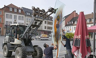 Mit Maßarbeit wurden die Stelen in den Sockel gesetzt. - Erbischoefliche Generalvikariat PB Mit Maßarbeit wurden die Stelen in den Sockel gesetzt. - Erbischoefliche Generalvikariat PB