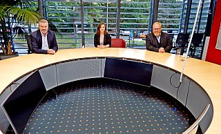 Runder Tisch statt Podium. Die Kandidaten um das Bürgermeisteramt in Oerlinghausen, Amtsinhaber Dirk Becker (SPD, v. l.), Julia Eisentraut von den Grünen und Lars Cohrs, Kandidat der CDU. - Gunter Held Runder Tisch statt Podium. Die Kandidaten um das Bürgermeisteramt in Oerlinghausen, Amtsinhaber Dirk Becker (SPD, v. l.), Julia Eisentraut von den Grünen und Lars Cohrs, Kandidat der CDU. - Gunter Held