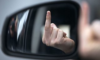 Zu Beleidigungen wie auf diesem Symbolfoto kam es nicht. Nach einem Zusammenstoß flogen aber die Fäuste. - Symbolfoto: picture alliance / dpa Zu Beleidigungen wie auf diesem Symbolfoto kam es nicht. Nach einem Zusammenstoß flogen aber die Fäuste. - Symbolfoto: picture alliance / dpa