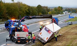 Per Kran wird der Auflieger des verunglückten Sattelzuges an der Autobahn 33 in Höhe der Anschlussstelle Borchen-Etteln geborgen. - Ralph Meyer Per Kran wird der Auflieger des verunglückten Sattelzuges an der Autobahn 33 in Höhe der Anschlussstelle Borchen-Etteln geborgen. - Ralph Meyer