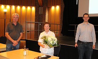 Präsident Rolf-Bernd Eggersmann (l.) und Vorsitzender Thorsten Blauert gratulierten der Ehrenpräsidentin Anneliese Meyer im Namen des Stadtmarketingvereins zum runden Geburtstag. - Klaus Frensing Präsident Rolf-Bernd Eggersmann (l.) und Vorsitzender Thorsten Blauert gratulierten der Ehrenpräsidentin Anneliese Meyer im Namen des Stadtmarketingvereins zum runden Geburtstag. - Klaus Frensing