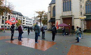 Das Bündnis gegen Rechts versammelte sich vor der Herz-Jesu-Kirche. - Lena Henning Das Bündnis gegen Rechts versammelte sich vor der Herz-Jesu-Kirche. - Lena Henning