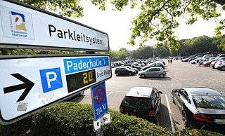 Wird wohl im Zuge der Öffnungen wieder häufiger genutzt: Der Parkplatz an der Paderhalle. - Archivbild: Hans-Hermann Igges Wird wohl im Zuge der Öffnungen wieder häufiger genutzt: Der Parkplatz an der Paderhalle. - Archivbild: Hans-Hermann Igges