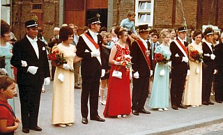 Der junge Schützenthron beim Schützenfest in Herste im Sommer 1970. Von links: Elisabeth und Josef Schlick, Helene und Franz-Willi Rehrmann, das Königspaar Beatrix Überdiek und Andreas Rokus, Waltraud und Heinz Stork sowie Marianne und Willi Kornhoff. - St.-Urbanus-Schützenbruderschaft Herste Der junge Schützenthron beim Schützenfest in Herste im Sommer 1970. Von links: Elisabeth und Josef Schlick, Helene und Franz-Willi Rehrmann, das Königspaar Beatrix Überdiek und Andreas Rokus, Waltraud und Heinz Stork sowie Marianne und Willi Kornhoff. - St.-Urbanus-Schützenbruderschaft Herste