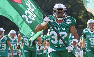 Blicken nach vorn: Die Bielefeld Bulldogs streben der neuen Saison mit großen Schritten entgegen. - zarnke Blicken nach vorn: Die Bielefeld Bulldogs streben der neuen Saison mit großen Schritten entgegen. - zarnke