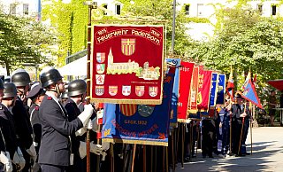 Die Standarten der Feuerwehren bei den Festansprachen und Grußworten vor dem Brunnentheater. - Ralph Meyer Die Standarten der Feuerwehren bei den Festansprachen und Grußworten vor dem Brunnentheater. - Ralph Meyer