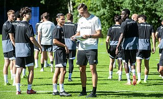 Trainer Oliver Döking startete am Montagabend mit der neuen U21-Mannschaft des DSC Arminia in die Vorbereitung auf die am 10. August beginnende Oberligasaison. - Jörg Dieckmann Trainer Oliver Döking startete am Montagabend mit der neuen U21-Mannschaft des DSC Arminia in die Vorbereitung auf die am 10. August beginnende Oberligasaison. - Jörg Dieckmann