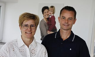Die Baufirma von Michael Hauphoff im Kreis Gütersloh setzt auf eine pflegesensible Unternehmenskultur. Nicole Hauphoff ist als Pflege-Lotsin erste Ansprechpartnerin, wenn Mitarbeiter Rat brauchen. - Roland Thöring Die Baufirma von Michael Hauphoff im Kreis Gütersloh setzt auf eine pflegesensible Unternehmenskultur. Nicole Hauphoff ist als Pflege-Lotsin erste Ansprechpartnerin, wenn Mitarbeiter Rat brauchen. - Roland Thöring