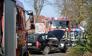 Einsatzkräfte der Feuerwehr Salzkotten mussten mit hydraulischen Werkzeugen die Beifahrerseite des Mercedes öffnen, um die 87-jährige Beifahrerin rückenschonend retten zu können. - Ralph Meyer Einsatzkräfte der Feuerwehr Salzkotten mussten mit hydraulischen Werkzeugen die Beifahrerseite des Mercedes öffnen, um die 87-jährige Beifahrerin rückenschonend retten zu können. - Ralph Meyer