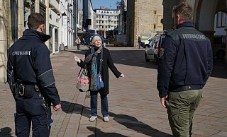 Silke Klotz, Medizinerin in Ruhestand, möchte auf dem Alten Markt wissen, ob denn eine größere Geburtstagsfeier zu Hause noch möglich ist. Die Party, erfährt sie von Mitarbeitern des Ordnungsamtes, muss leider ausfallen. Sie zeigt Verständnis. - Peter Unger Silke Klotz, Medizinerin in Ruhestand, möchte auf dem Alten Markt wissen, ob denn eine größere Geburtstagsfeier zu Hause noch möglich ist. Die Party, erfährt sie von Mitarbeitern des Ordnungsamtes, muss leider ausfallen. Sie zeigt Verständnis. - Peter Unger