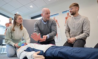 Der Studiengang Medizin bereitet auf komplexe Anforderungen ärztlichen Arbeitens in allen Fachrichtungen vor. - Universität Bielefeld/O. Krato Der Studiengang Medizin bereitet auf komplexe Anforderungen ärztlichen Arbeitens in allen Fachrichtungen vor. - Universität Bielefeld/O. Krato