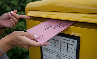 Die Briefwahl in Deutschland ist sicher, doch das stoppt Rechte nicht, das Gegenteil zu behaupten. - picture alliance / Fotostand Die Briefwahl in Deutschland ist sicher, doch das stoppt Rechte nicht, das Gegenteil zu behaupten. - picture alliance / Fotostand